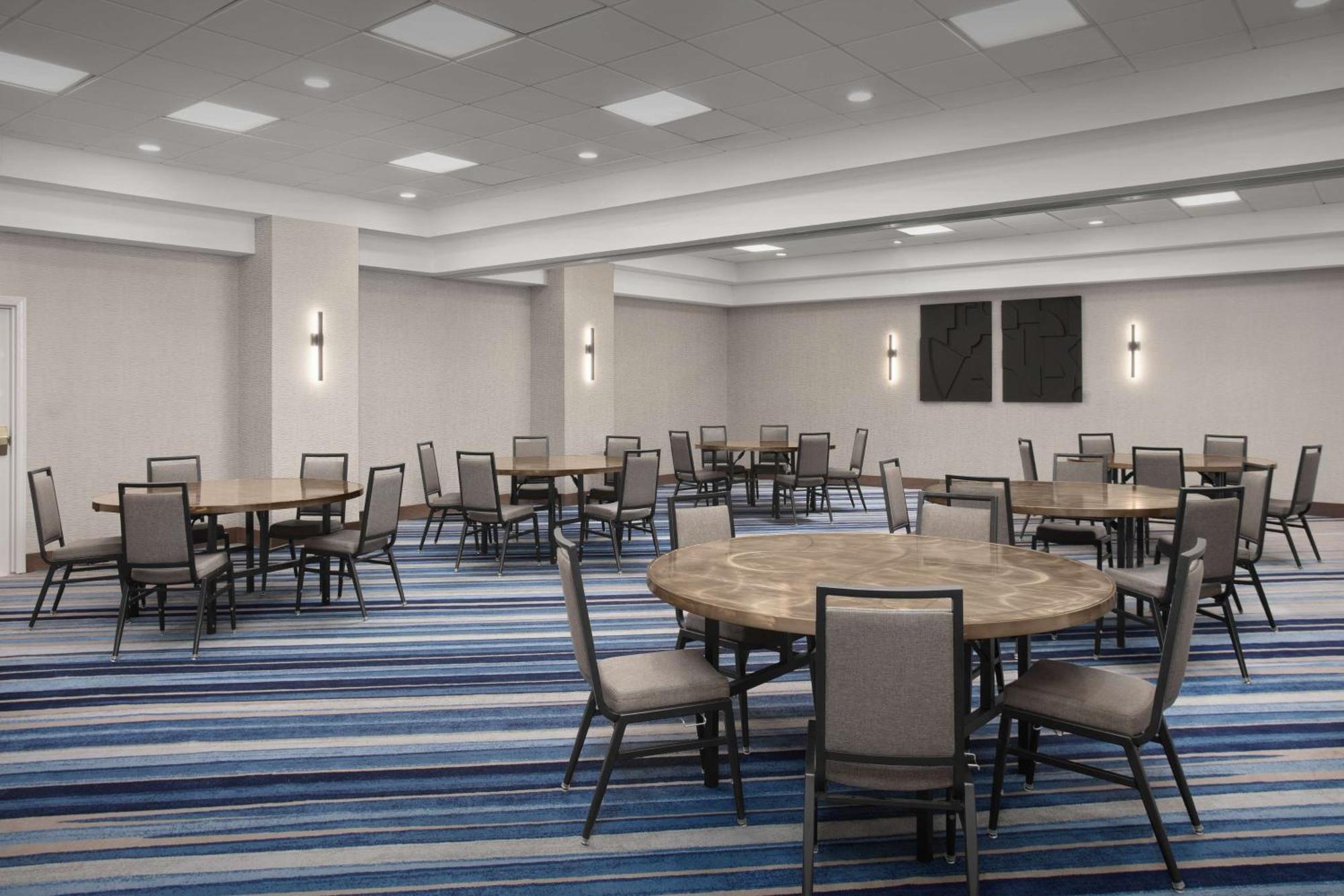 Embassy Suites By Hilton Dallas Near The Galleria Екстериор снимка